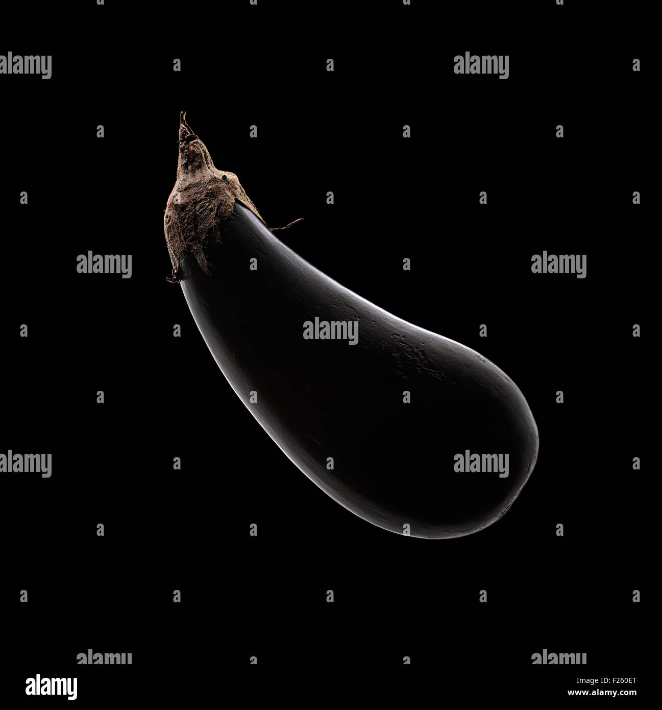 Aubergine (Aubergine) Stillleben mit Felge Licht auf schwarzem Hintergrund von oben Stockfoto