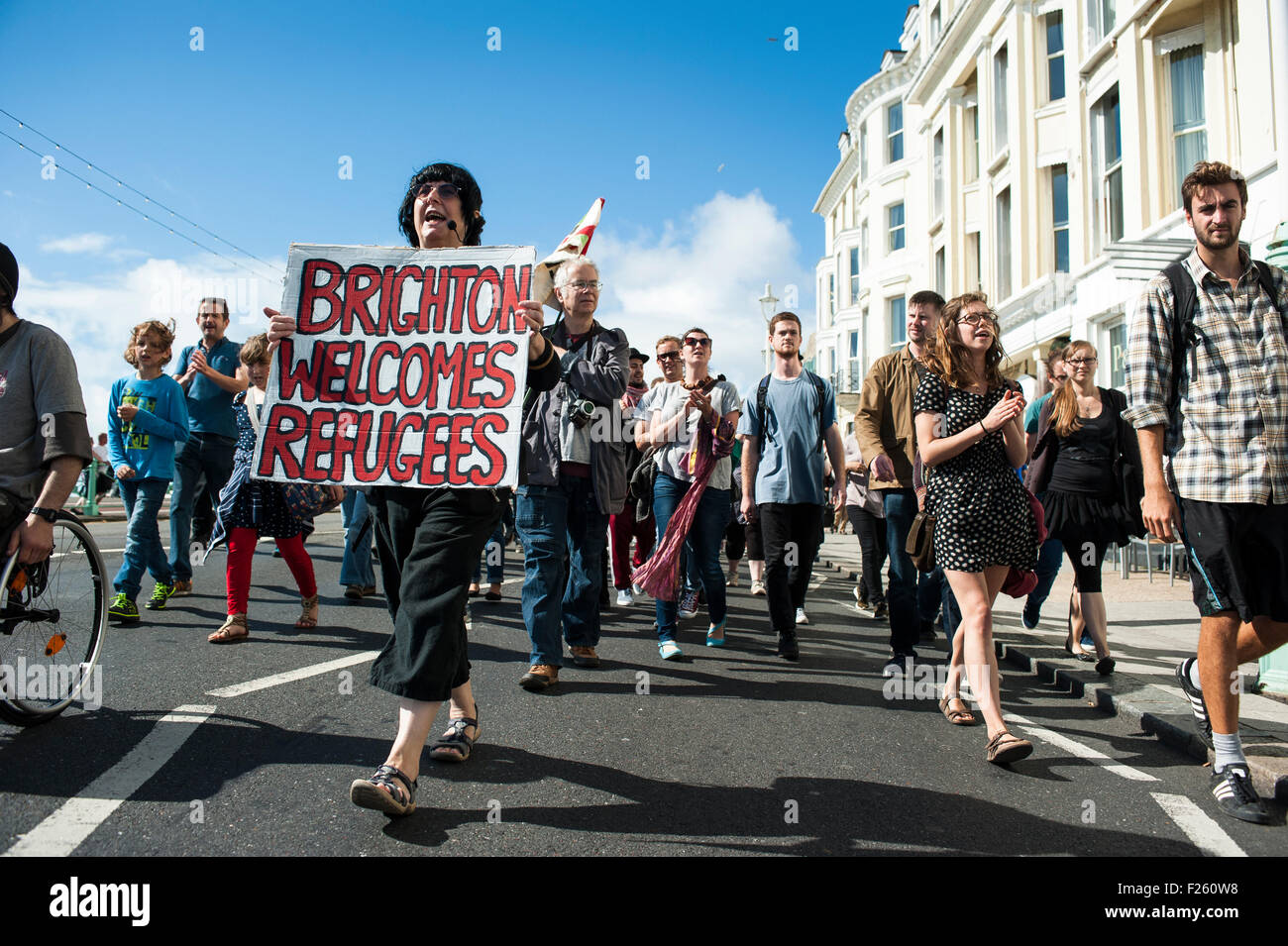 Brighton, East Sussex, UK, 12. September 2015. Flüchtlinge willkommen hier Demo Marsch durch Brighton & Hove ist Teil eines nationalen Tages der Aktion als Reaktion auf die anhaltenden Flüchtlingskrise. Der nationale Aktionstag stützt sich auf Stand bis zum Rassismus, BARAC, der Kriegskoalition, Migrant Rights Network, Krieg wollen, Völker Versammlung gegen Sparmaßnahmen, Bewegung gegen Fremdenfeindlichkeit, liebe Musik hasse Rassismus und Black Out London zu stoppen. Stockfoto