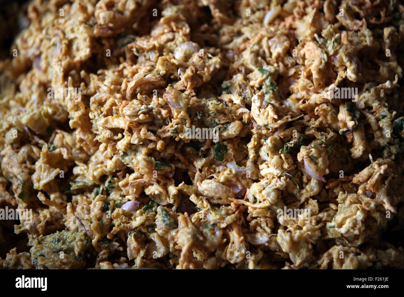 Ein Hintergrund der köstliche Lieblings indische Delikatesse namens Kanda Bhaji die Zwiebel Pakodas sind Stockfoto