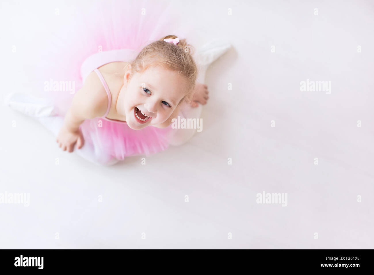 Ballerina-Mädchen in einem rosa Tutu. Nettes Kind Tanzen Ballett in weisse Studio. Kinder tanzen. Junge Tänzerin in einem cla Stockfoto