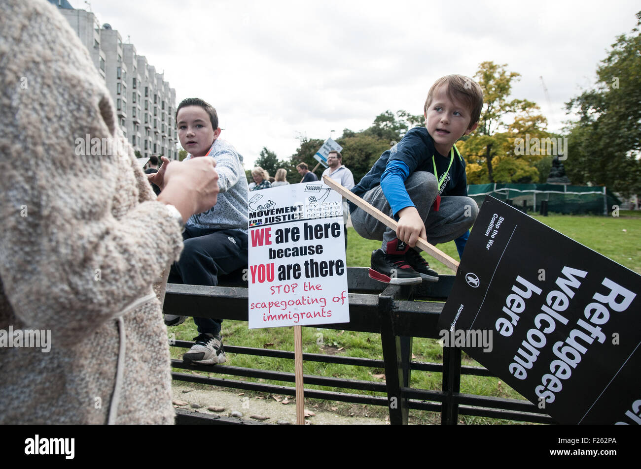 London, UK. 12. Sep, 2015. Ein Kind über einen Zaun halten ein Plakat mit den Worten "Flüchtlinge willkommen hier" während einer Solidarität mit Flüchtlingen Demonstration in London, UK. Bildnachweis: Noemi Gago/Alamy Live-Nachrichten Stockfoto
