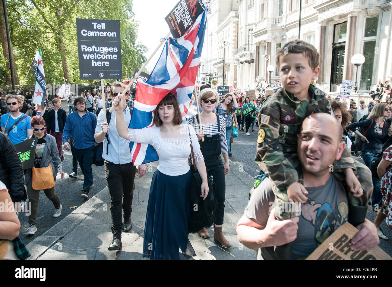 London, UK. 12. Sep, 2015. Eine Frau hält eine Großbritannien-Fahne während einer Solidarität mit Flüchtlingen Demonstration in London, UK. Bildnachweis: Noemi Gago/Alamy Live-Nachrichten Stockfoto