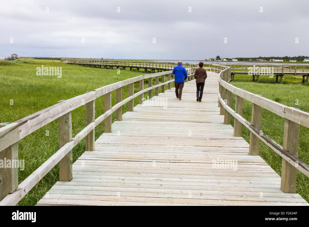 Ein paar nimmt einen Spaziergang auf der Promenade führt über einen Teil des La Dune de Boutouche, New Brunswick, Kanada Stockfoto