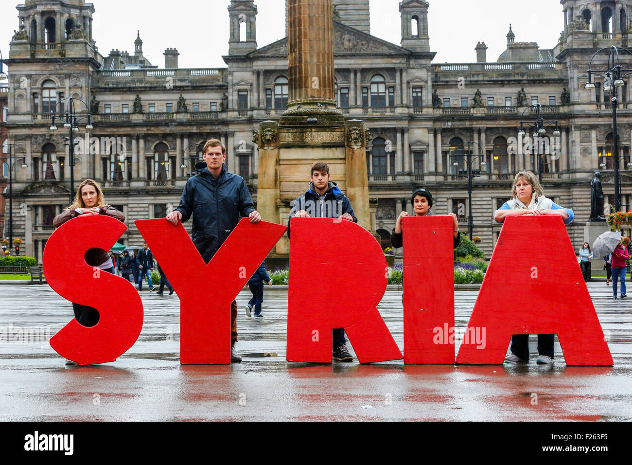 Glasgow, Schottland. 12. September 2015. Trotz des starken Regens kamen etwa 2000 Menschen eine Kerzenlicht-Mahnwache in George Square, Glasgow zeigt Unterstützung für die syrischen Flüchtlinge. Vor kurzem angekündigt Glasgow Council, die Häuser für 55 Syrer bereits vorgesehen ist, dass es dauern wird, eine zusätzliche 60 Flüchtlinge. Frank McAveety, besuchte der neu ernannten Anführer der Glasgow Council die Rallye. Bildnachweis: Findlay/Alamy Live-Nachrichten Stockfoto