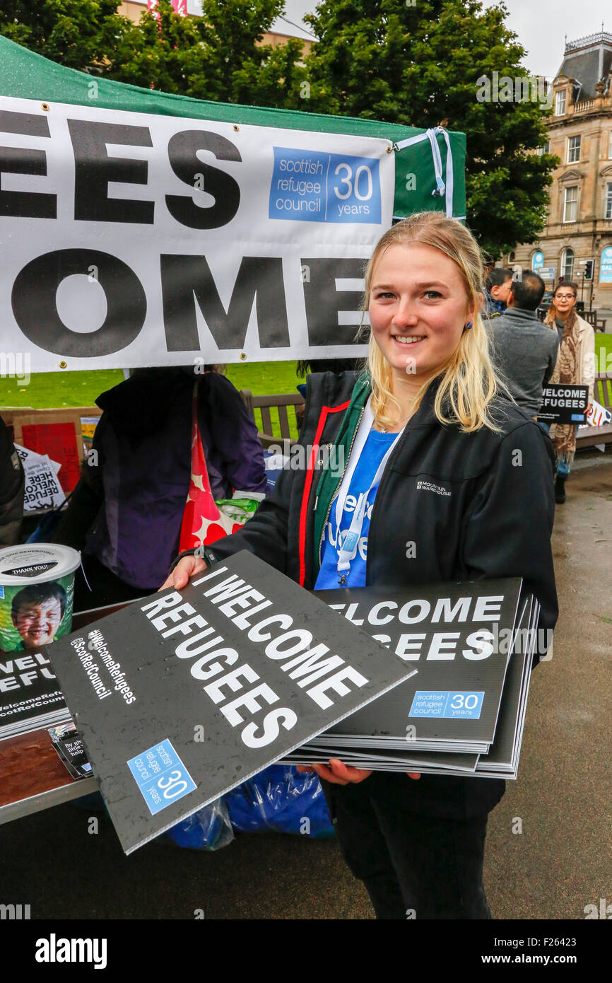 Glasgow, Schottland. 12. September 2015. Trotz des starken Regens kamen etwa 2000 Menschen eine Kerzenlicht-Mahnwache in George Square, Glasgow zeigt Unterstützung für die syrischen Flüchtlinge. Vor kurzem angekündigt Glasgow Council, die Häuser für 55 Syrer bereits vorgesehen ist, dass es dauern wird, eine zusätzliche 60 Flüchtlinge. Frank McAveety, besuchte der neu ernannten Anführer der Glasgow Council die Rallye. Bildnachweis: Findlay/Alamy Live-Nachrichten Stockfoto