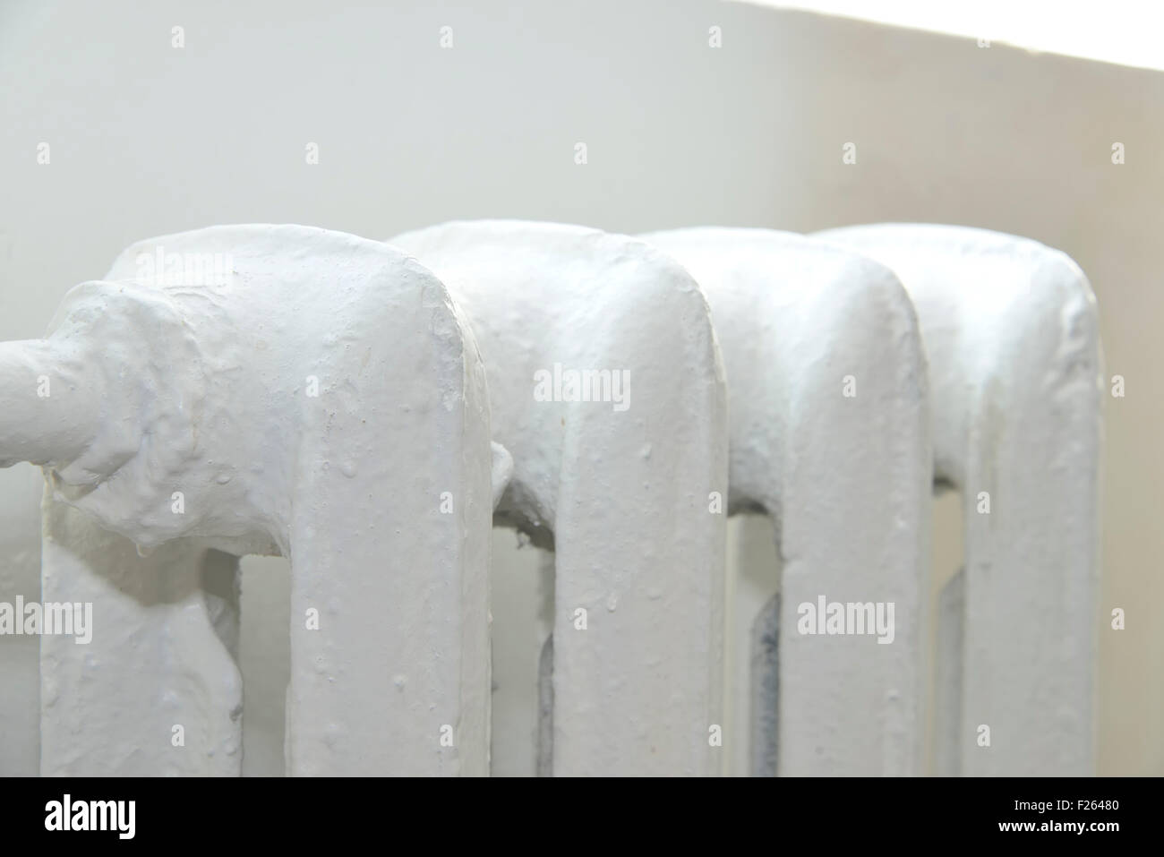 weiße Zentralheizung System Heizkörper im Zimmer Stockfoto