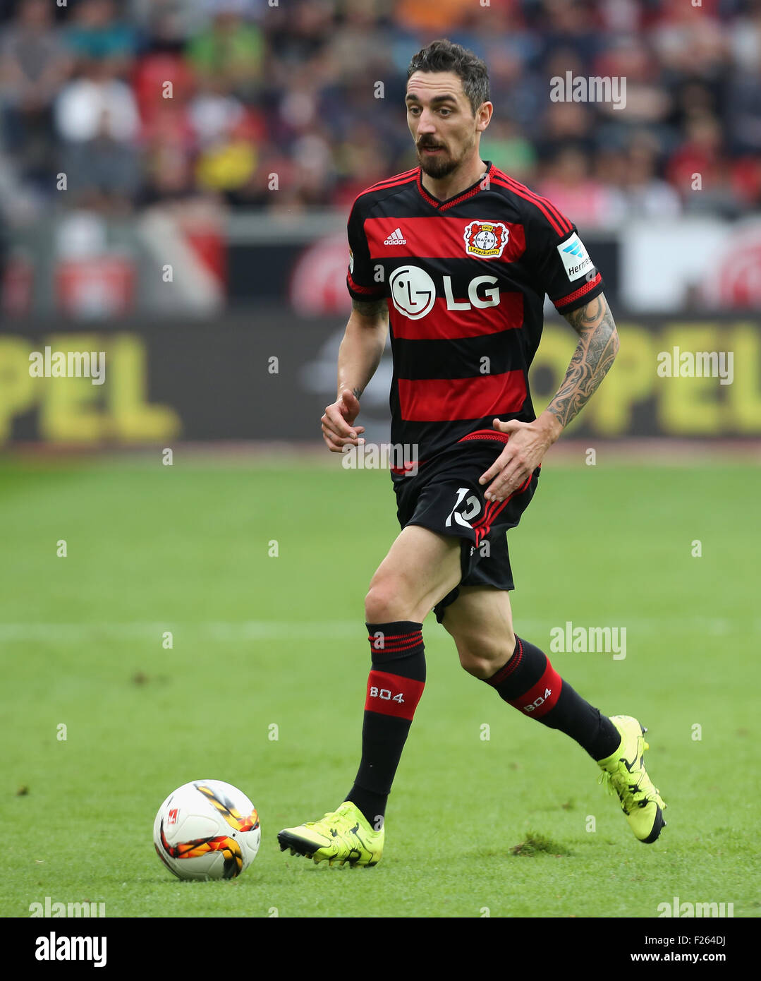 Leverkusen, Deutschland, 12. September 2015, Sport, Fußball, Bundesliga, Bayer 04 Leverkusen Vs Darmstadt 98: Roberto Hilbert (Leverkusen) steuert den Ball. Bildnachweis: Jürgen Schwarz/Alamy Live-Nachrichten Stockfoto