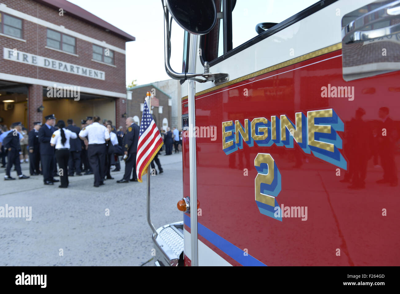 Bellmore, New York, USA. 11. September, 2015. Ein Feuerwehrauto Bellmore ist vor der Bellmore Gedenkfeier für 3 Bellmore Freiwillige Feuerwehr und 7 Bewohner, die aufgrund von 9/11 Terroranschlag in New York City Twin Towers starb geparkt. Freiwillige Feuerwehr Bellmore Lt. Kevin Prior und f. f. Adam Rand starb am 11.09.2001 und F.F Sean McCarthy starb im Jahr 2008 wegen Krankheit im Zusammenhang mit Arbeiten bei Szene des Angriffs. © Ann Parry/ZUMA Draht/Alamy Live-Nachrichten Stockfoto