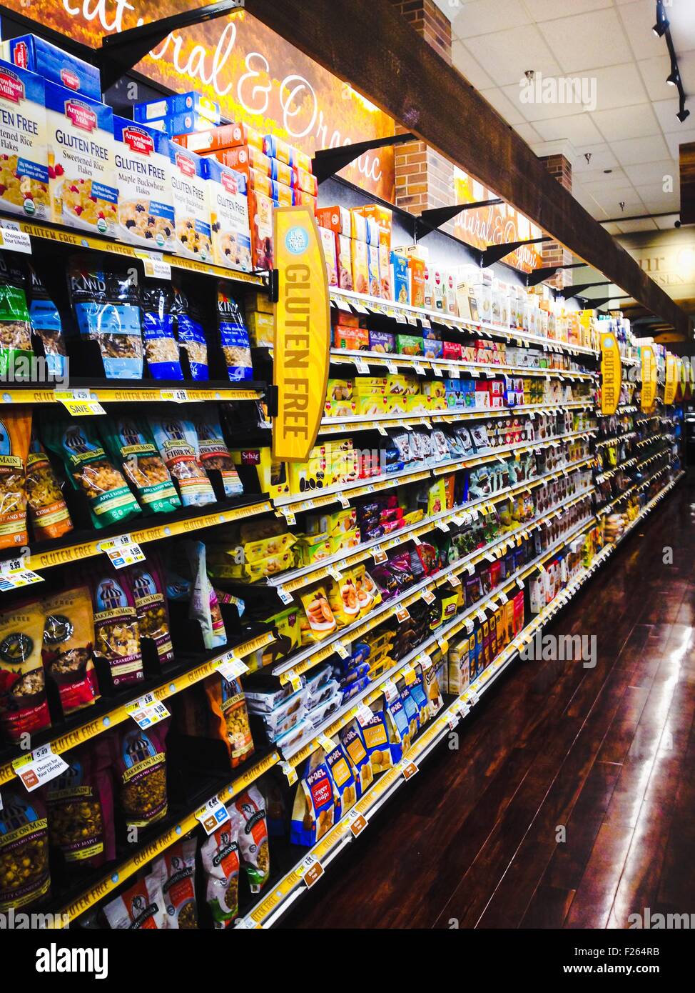 Gluten freie Lebensmittel Gang in einem vorstädtischen NY-Supermarkt. Gluten freie Lebensmittel sind wichtig für Menschen mit Zöliakie und werden immer beliebter als gesunde Alternative. Nur zur redaktionellen Verwendung. iPhoneography Stockfoto