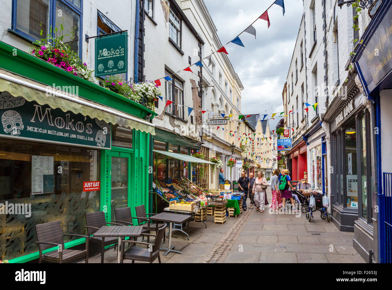Geschäfte und Restaurants in der Church Street in der Innenstadt, Monmouth, Monmouthshire, Wales, UK Stockfoto