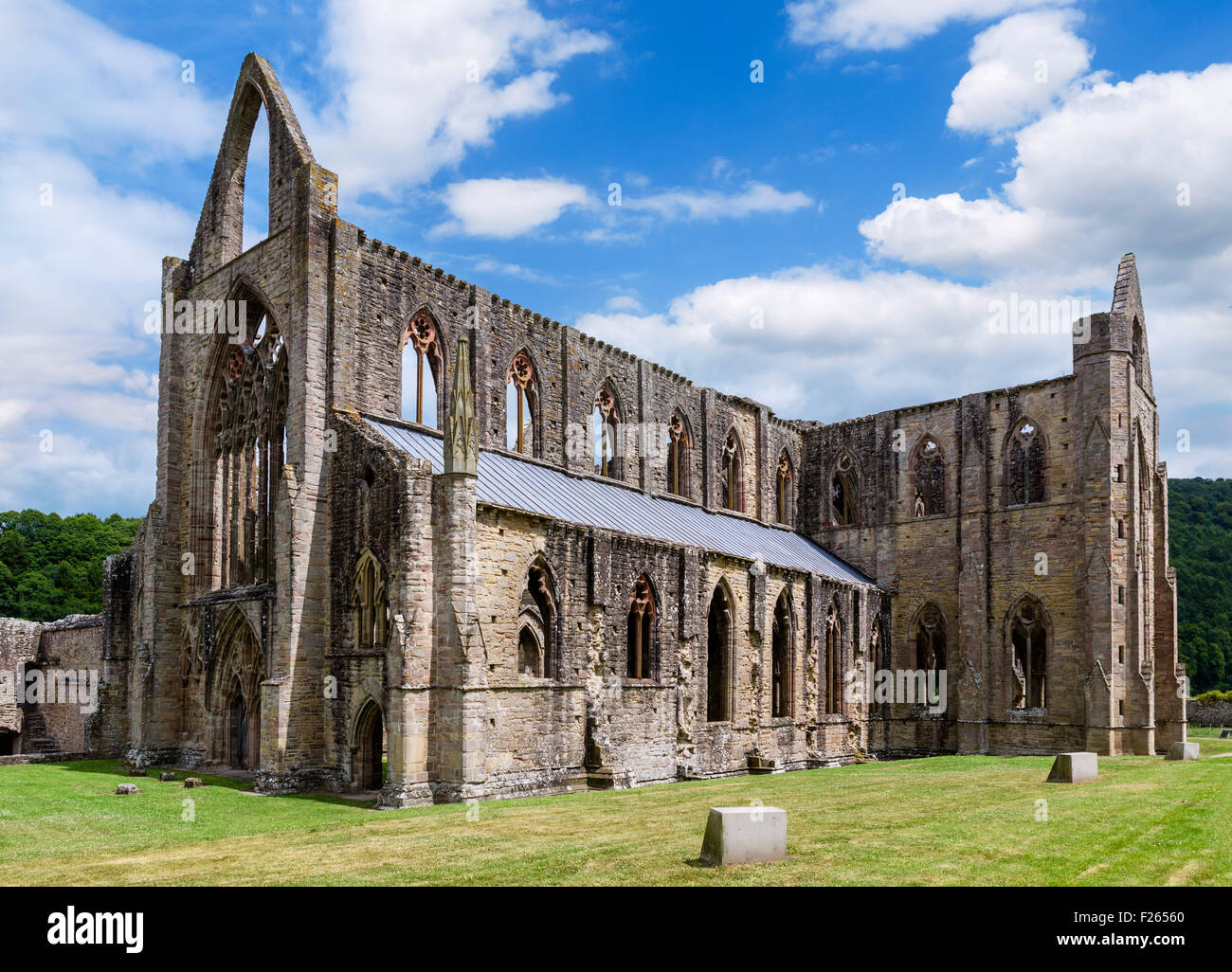 Die Ruinen von Tintern Abbey, in der Nähe von Chepstow, Wye Valley, Monmouthshire, Wales, UK Stockfoto