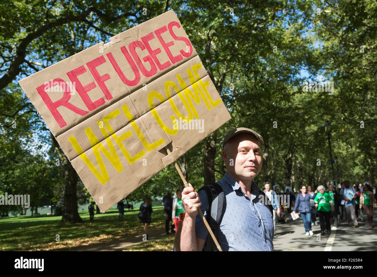 London, UK. 12. September 2015.  Ein Flüchtlinge Willkommens-Poster. Zehntausende von Menschen beteiligen sich die Solidarität mit Flüchtlingen Demonstration im Zentrum von London fordert David Cameron, wirksame Maßnahmen zu ergreifen die Flüchtlingskrise umdrehen und Großbritanniens Anteil der Flüchtlinge bereits in Europa zu akzeptieren. Lebendige Bilder/Alamy Live-Nachrichten Stockfoto