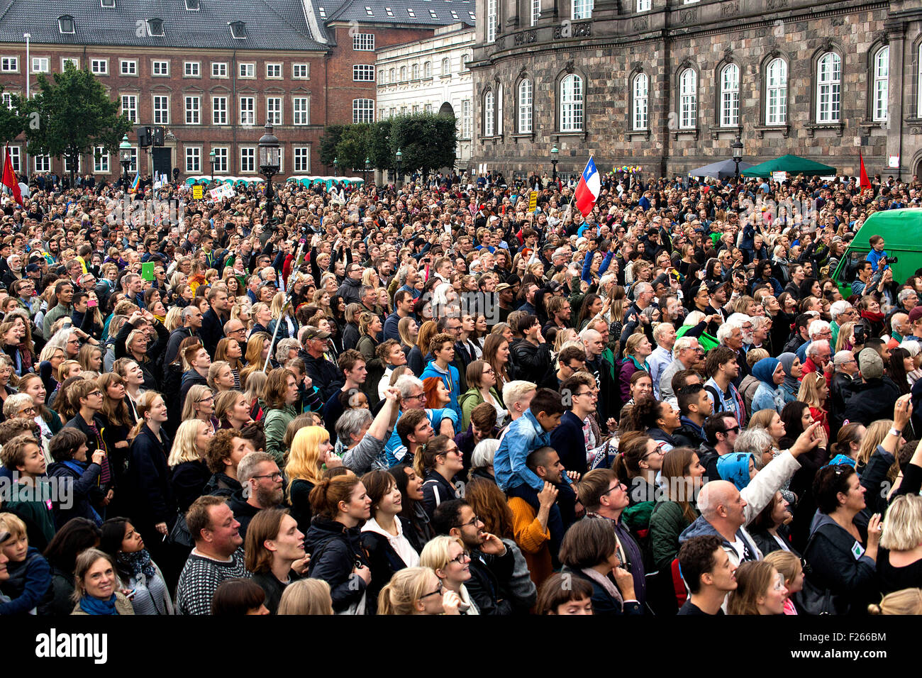 Kopenhagen, 12. September 2015. Mehr als 35.000 Personen nimmt Teil an der "Flüchtlinge" Willkommen"Rallye am Parliament Square, Christiansborgs Slotsplads in Kopenhagen. Stockfoto