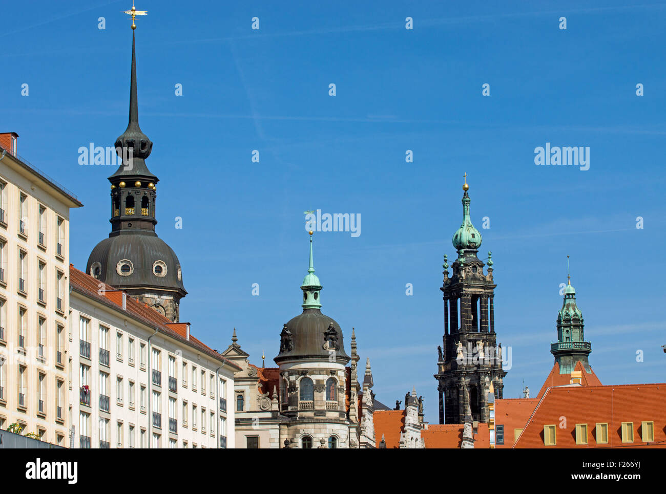 Die historische Skyline von Dresden mit den Türmen der Burg und der Hofkirche Stockfoto