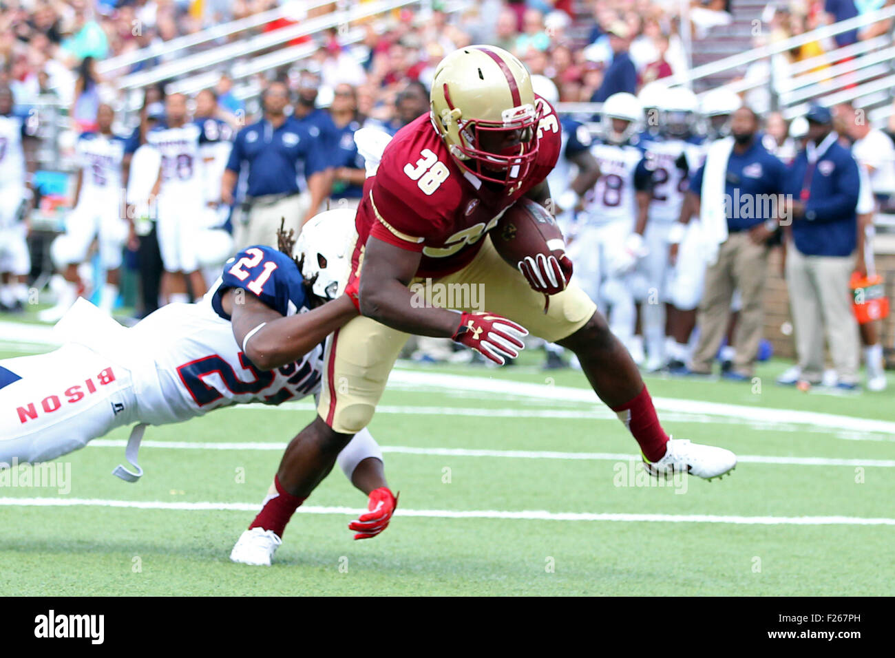 12. September 2015; Chestnut Hill, MA, USA; Boston College Eagles Verteidiger Richard Wilson (38) von Howard Bison defensive zurück verteidigt geht Alonte Dunn (21) im für den Touchdown in der ersten Hälfte des NCAA Football-Spiel zwischen dem Boston College Eagles und Howard Bison Alumni Stadium. Anthony Nesmith/Cal-Sport-Medien Stockfoto