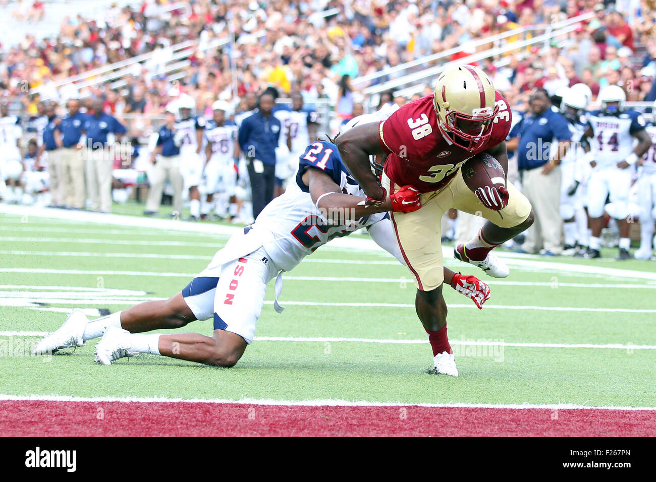 12. September 2015; Chestnut Hill, MA, USA; Boston College Eagles Verteidiger Richard Wilson (38) von Howard Bison defensive zurück verteidigt geht Alonte Dunn (21) im für den Touchdown in der ersten Hälfte des NCAA Football-Spiel zwischen dem Boston College Eagles und Howard Bison Alumni Stadium. Anthony Nesmith/Cal-Sport-Medien Stockfoto