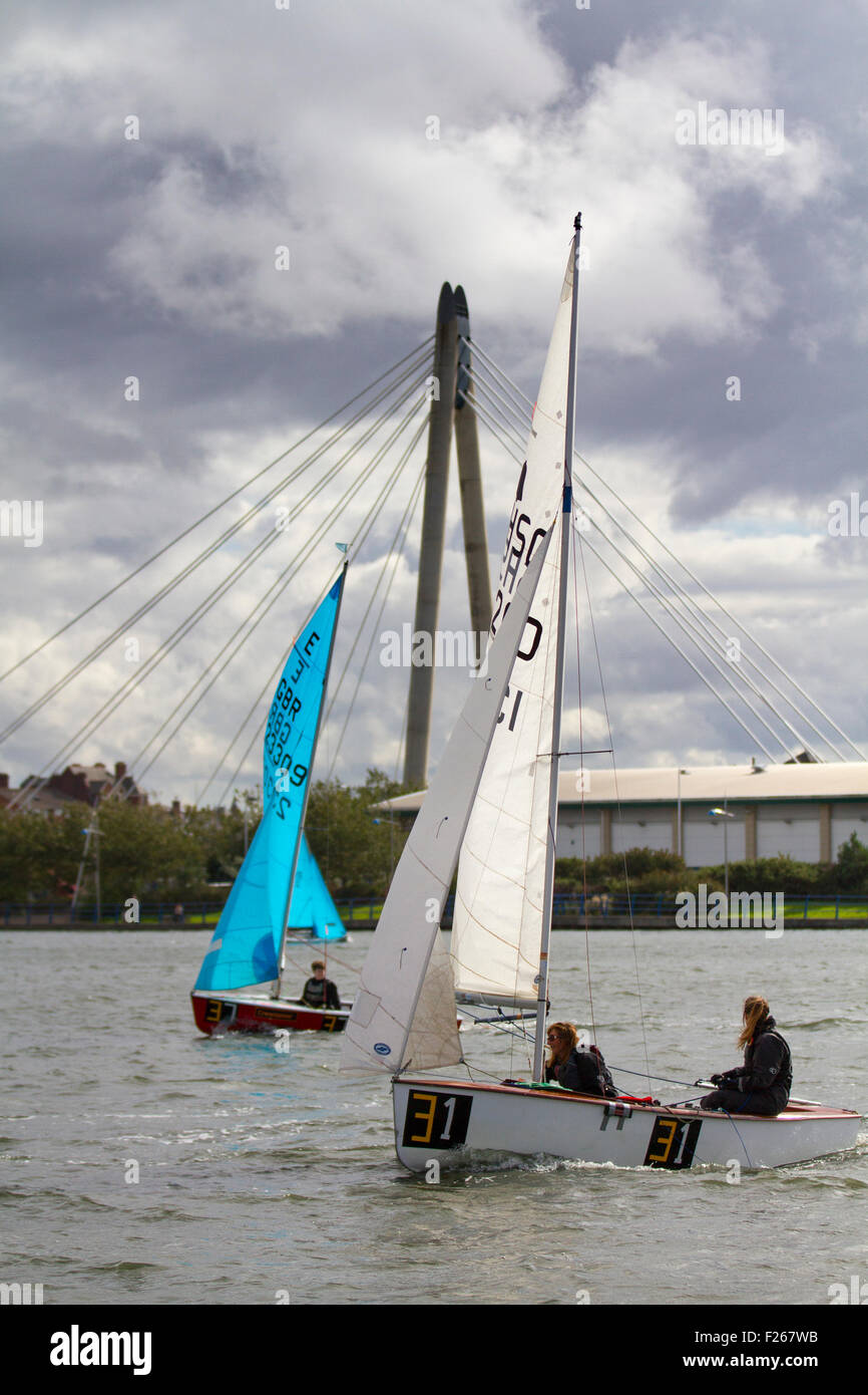 Southport, Merseyside, England 12. September 2015. Southport-24-Stunden-Rennen ist ein nationalen Segel Endurance Rennen für two-handed Segeljollen, Glühwürmchen, Lerche, Enterprise und GP 14 Boote. Das Rennen, veranstaltet vom West Lancs Yacht Club, hat eine lange Geschichte und ist in der Regel im September statt. Das Rennen startet am Samstag um 12:00. Die Teilnehmer Rennen dann ihren Jollen rund um die Meeres-See endet bei Mittag am Sonntag.  Während der Stunden der Dunkelheit müssen der Helm und die Mannschaft jeder Jolle für andere Boote (oft kenterte) aufzupassen.  Bildnachweis: Mar Photographics/Alamy Live-Nachrichten Stockfoto