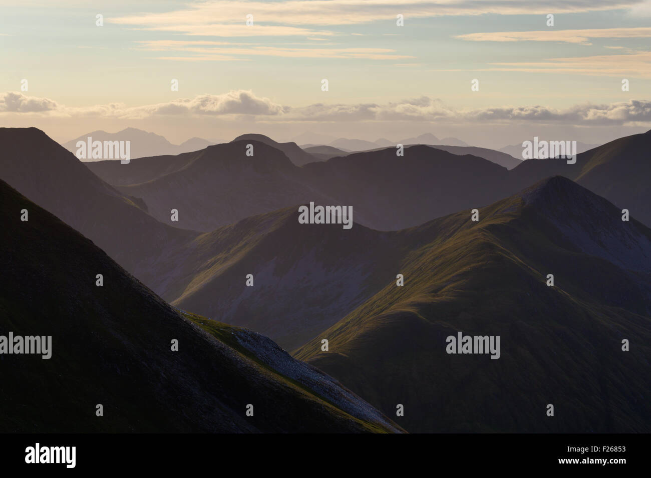 Der Ring Steall in sanftem späten Nachmittag Licht von Binnein Mor Stockfoto