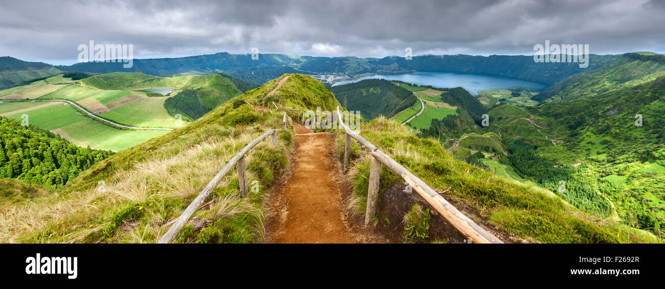 Wanderweg führt zu einen Blick auf die Seen von Sete Cidades und Santiago de Sao Miguel, Azoren Stockfoto