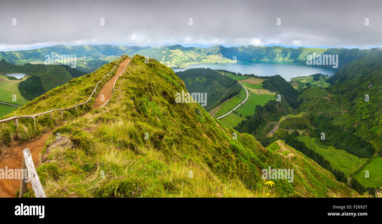 Wanderweg führt zu einen Blick auf die Seen von Sete Cidades und Santiago de Sao Miguel, Azoren Stockfoto