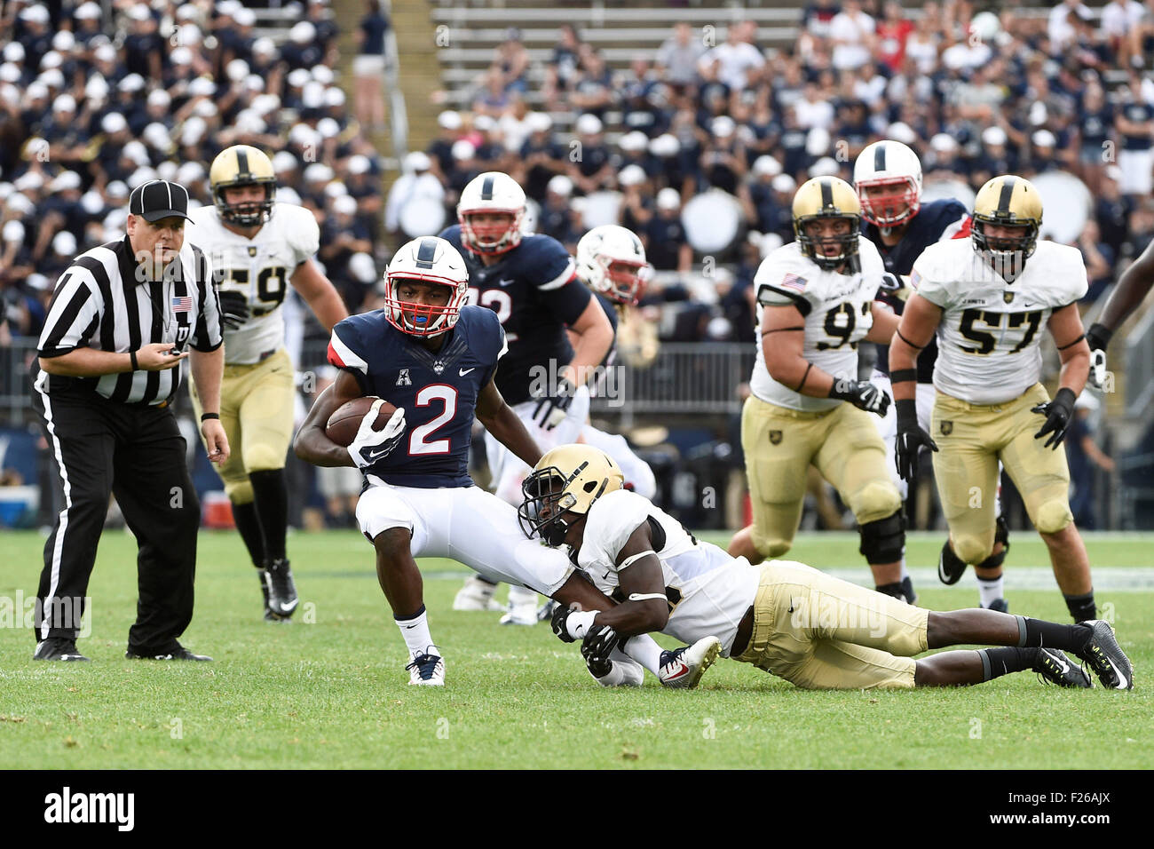 12. September 2015 - Army Black Knights defensive zurück hält Jared Rogers (18) auf Connecticut Huskies Wide Receiver Tyraiq Beals (2) Bein zu bücken, seine Fortschritte während der NCAA Football-Spiel zwischen der Army Black Knights und die Connecticut Huskies am Pratt & Whitney Stadion Stadion in Rentschler Field in East Hartford Connecticut. Die Connecticut Huskies besiegte die Armee Black Knights 22-17. Eric Canha/CSM Stockfoto