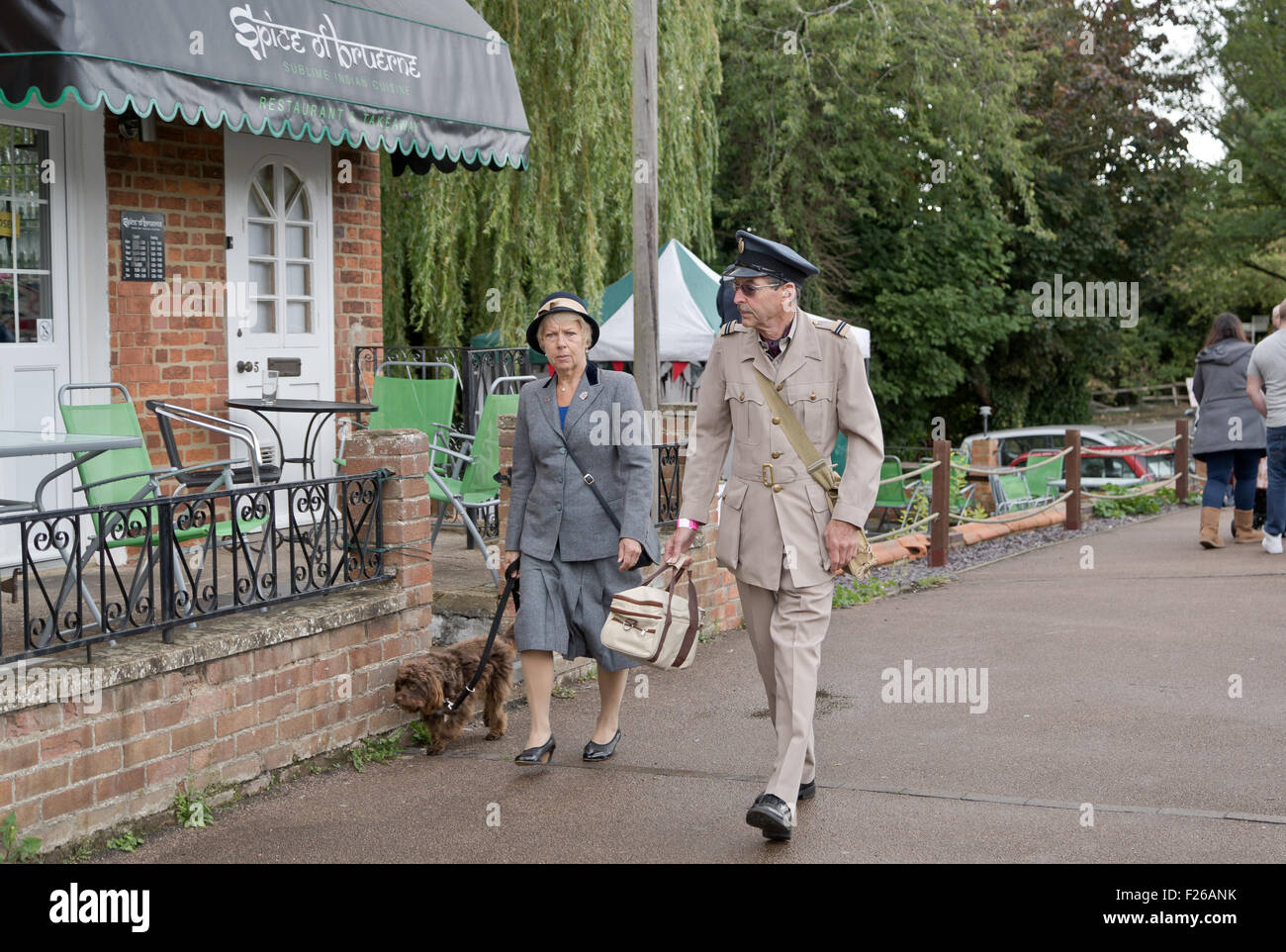 Schüren Sie Bruerne, Northamptonshire, UK. Dorf am Krieg 1940-Re-Enactment. Ein paar in den 1940er Jahren Mode. Bildnachweis: Scott Carruthers/Alamy Live-Nachrichten Stockfoto