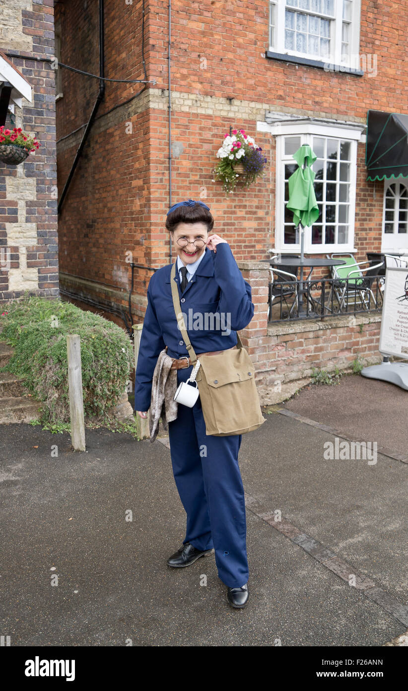 Schüren Sie Bruerne, Northamptonshire, UK. Dorf am Krieg 1940-Re-Enactment. Eine Dame in vierziger Jahre Mode. Bildnachweis: Scott Carruthers/Alamy Live-Nachrichten Stockfoto