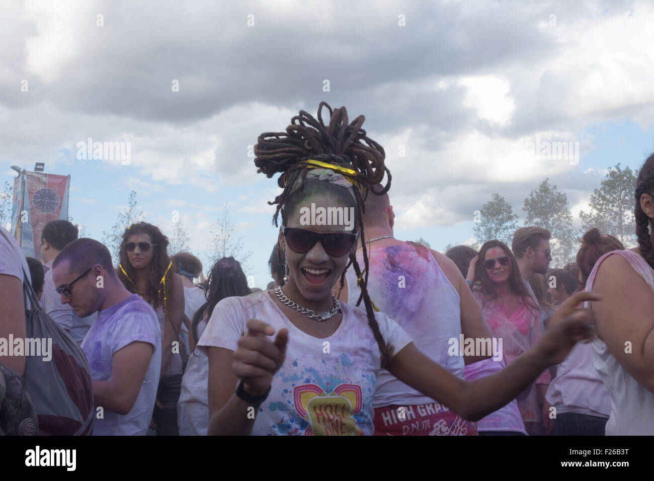 London, UK. 13. Sep, 2015. Nachtschwärmer bei der Holi Festival der Farben im Queen Elizabeth Olympic Park, Stratford, London am 12. September 2015 Mischen von Musik, Tanz und pulverförmigen Farben, die in der Luft Credit geworfen werden: auf Anblick Photographic/Alamy Live News Stockfoto