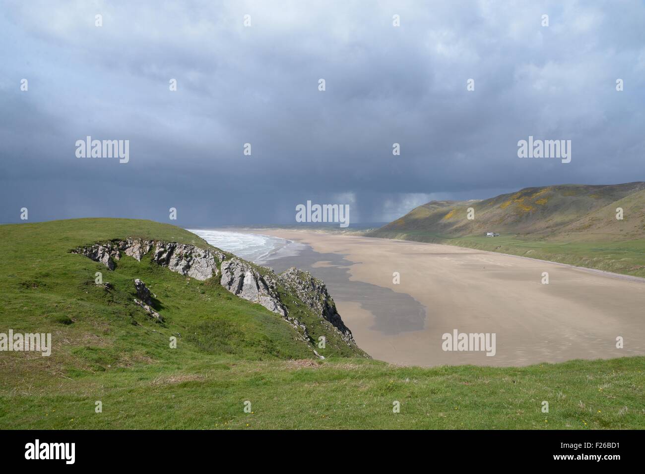 Gewitterwolken im Rhossili Bay auf Gower in Wales, die regelmäßig zu einem der besten Strände der Welt gewählt ist Stockfoto