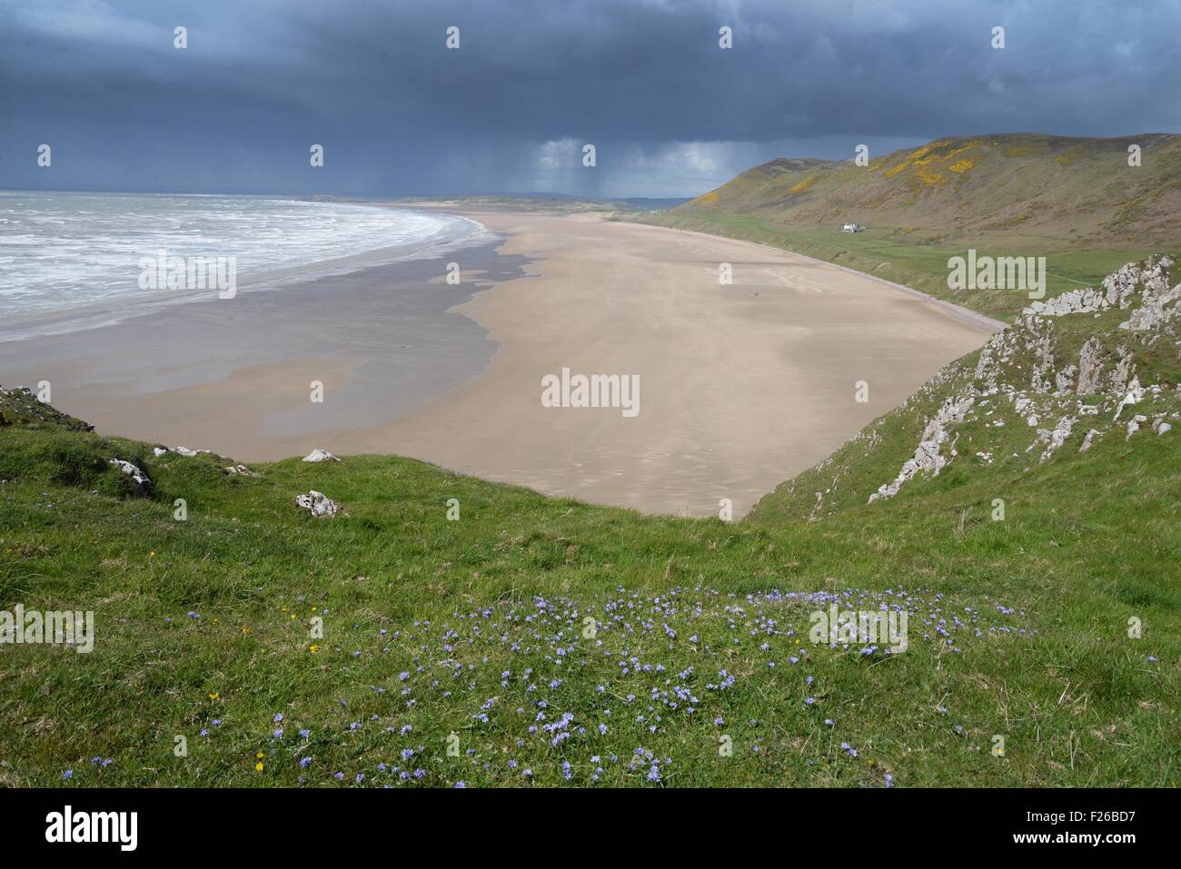 Gewitterwolken im Rhossili Bay auf Gower in Wales, die regelmäßig zu einem der besten Strände der Welt gewählt ist Stockfoto