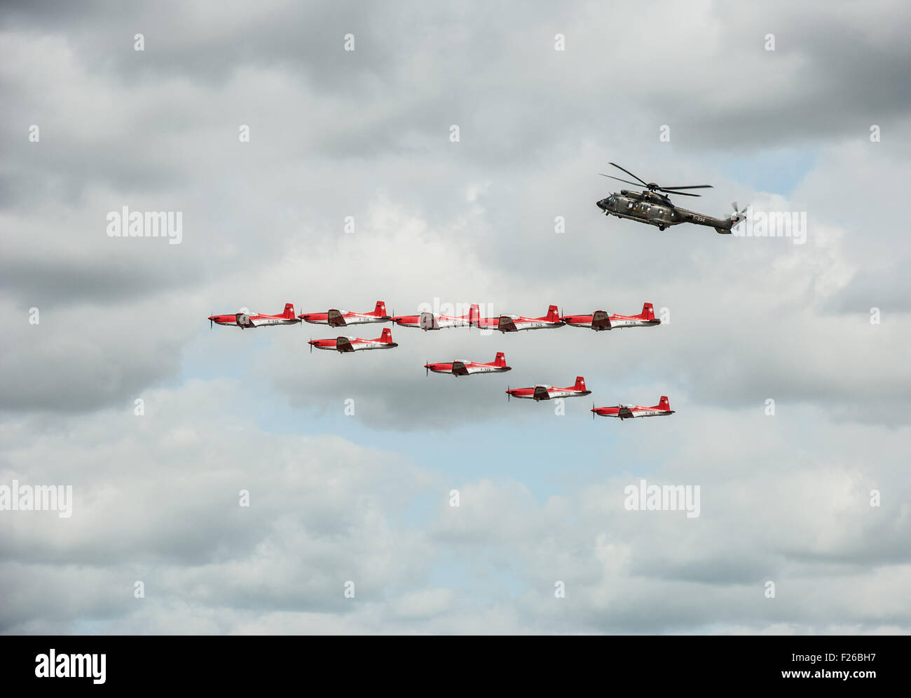Schweizer PC-7 Pilatus Display Team mit Super Puma Helikopter RAF Fairford RIAT 2015 Stockfoto