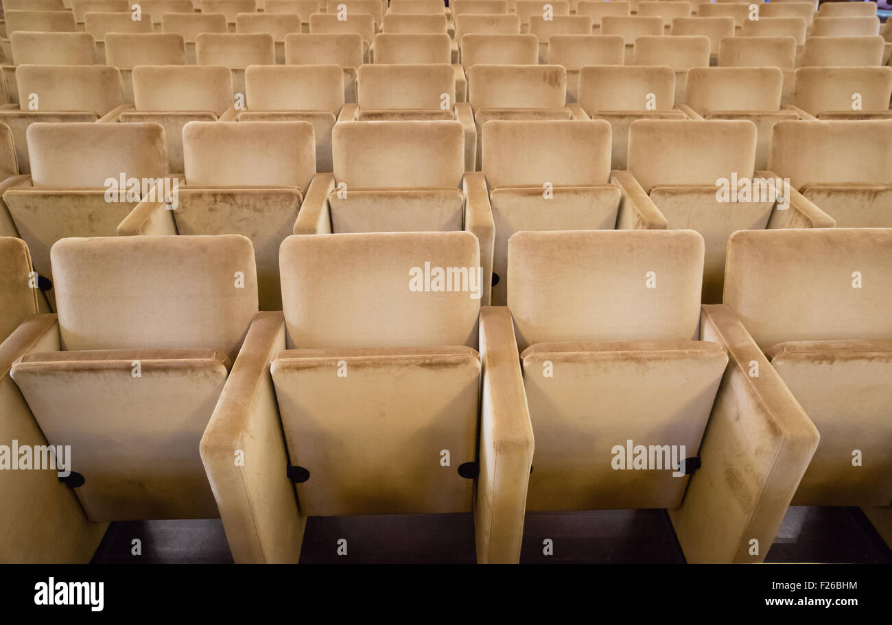 Leere Stühle im Kino oder Theater mit goldenen Ton Stockfoto