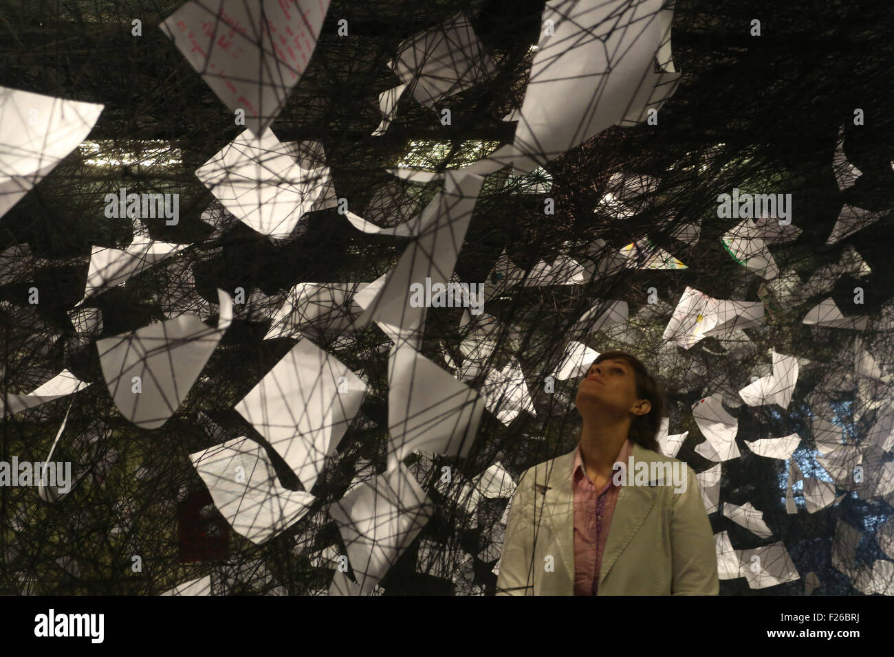 Sao Paulo, Brasilien. 12. Sep, 2015. Ein Besucher besucht die Eröffnung der Ausstellung "Chiharu Shiota-In Suche des Schicksals" von japanischen Künstlerin Chiharu Shiota, in Sao Paulo, Brasilien, am 12. September 2015. © Rahel Patras/Xinhua/Alamy Live-Nachrichten Stockfoto