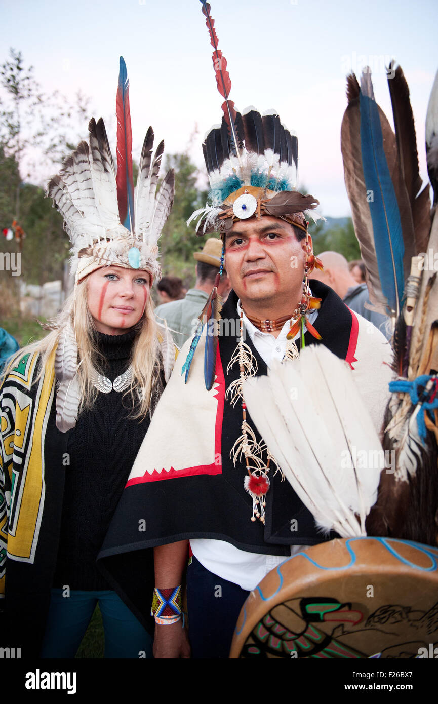 Ein paar in traditionellen native American oder indisch Kopfschmuck.  Selige Coast Yoga Festival und Zähler Kultur Hippie festiva Stockfoto