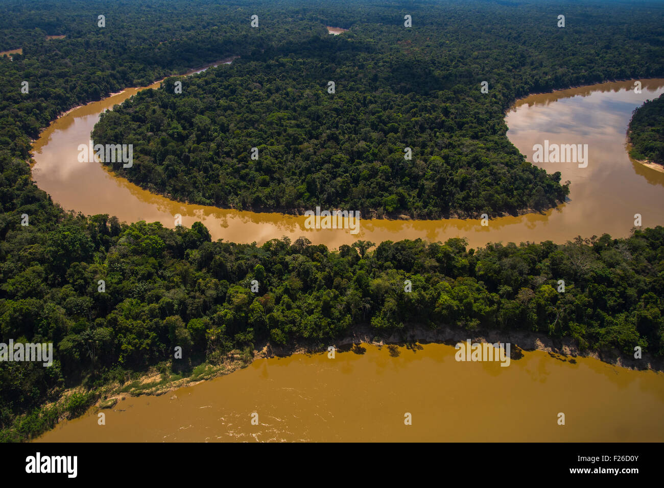 Regenwald-Antenne, Yavari-Mirin River (hinten) und Yavari River (vorne) und Urwald, Amazonas, Peru Stockfoto