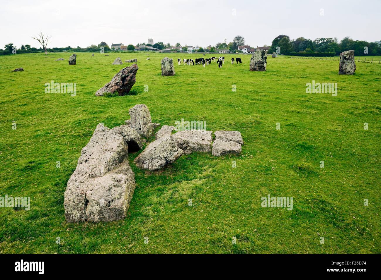 Stanton Drew, Somerset, England. Über den Steinen des nordöstlichen Kreises zum Großkreis und Dorf Stockfoto