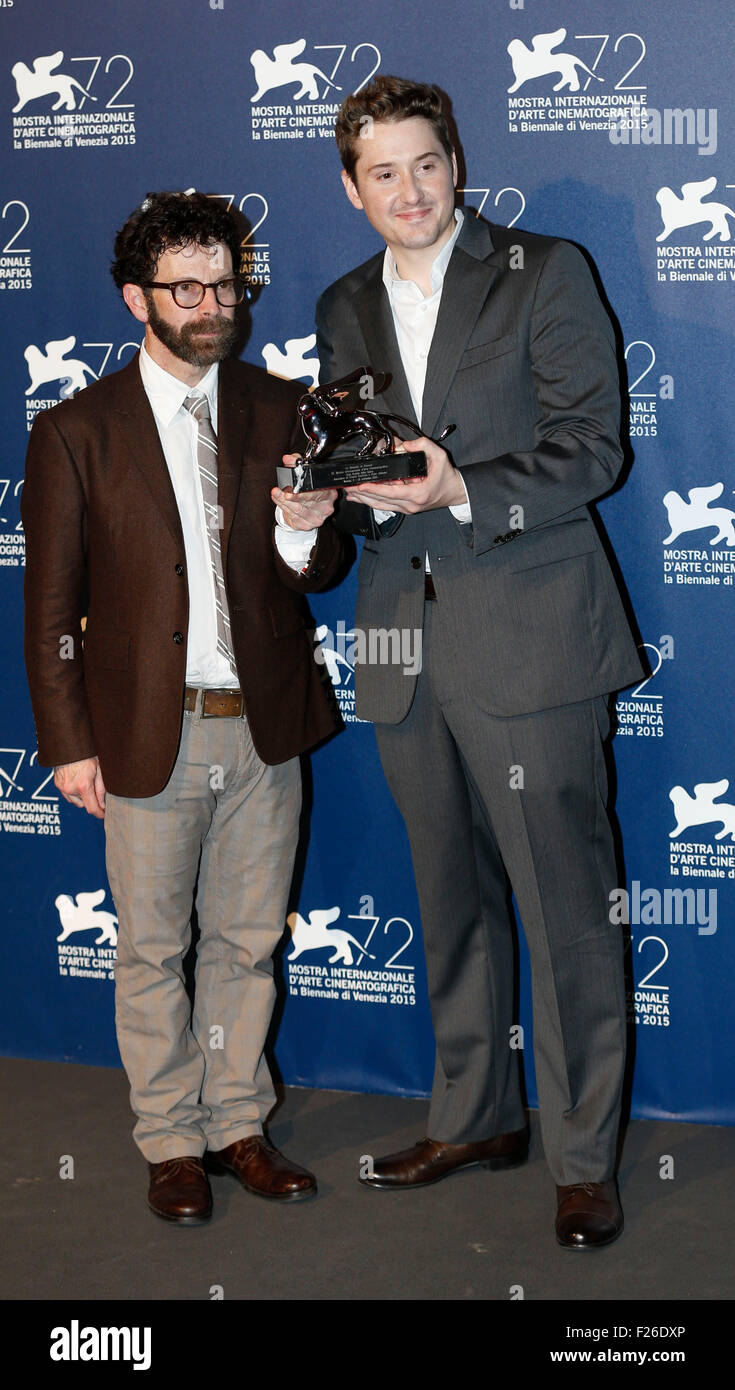 Venedig, Italien. 12. Sep, 2015. Amerikanische Regisseure Charlie Kaufman (L) und Duke Johnso posieren mit den Grand Jury Prize für ihren Film "Anomalisa", wie sie die Award-Gewinner-Fototermin während der 72. Filmfestspielen von Venedig am Lido von Venedig, Italien, 12. September 2015 teilnehmen. © Ihr Pingfan/Xinhua/Alamy Live-Nachrichten Stockfoto