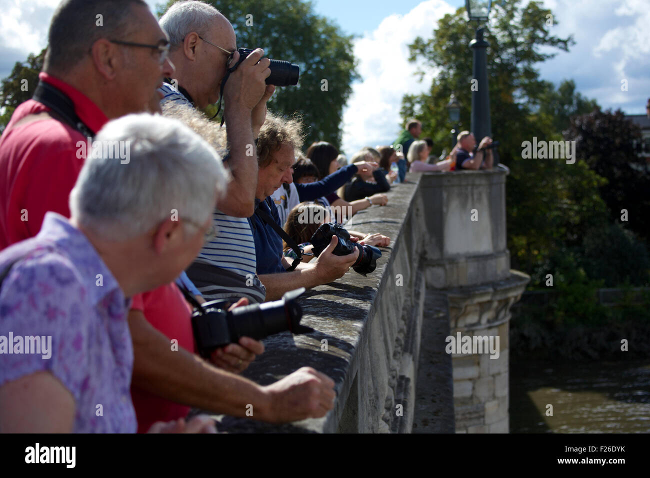 Richmond upon Thames, Surrey, Vereinigtes Königreich. 12. September 2015.  Massen der Zuschauer säumen Richmond Bridge anfeuern der Mannschaften in den großen Fluss Rennen Kredit: Emma Durnford / Alamy Live News Stockfoto