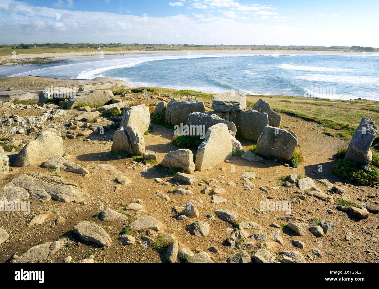 Die prähistorischen gekammert Dolmen auf La Pointe De La Torche über dem Strand von Pors Carn, Plomeur, Quimper, Finistere, Frankreich Stockfoto