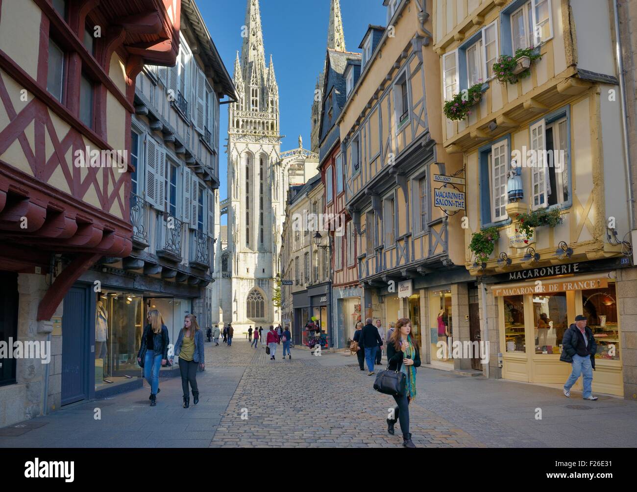 Kathedrale von Saint Corentin gesehen über Geschäfte auf Rue Kereon im Zentrum mittelalterlichen Stadt von Quimper, Finistere, Bretagne, Frankreich Stockfoto