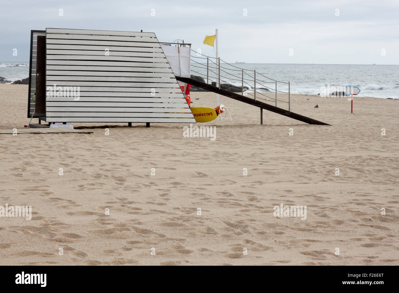Struktur der Rettungsschwimmer am Strand mit gelben Flagge schwankend und Meer auf der Rückseite Stockfoto