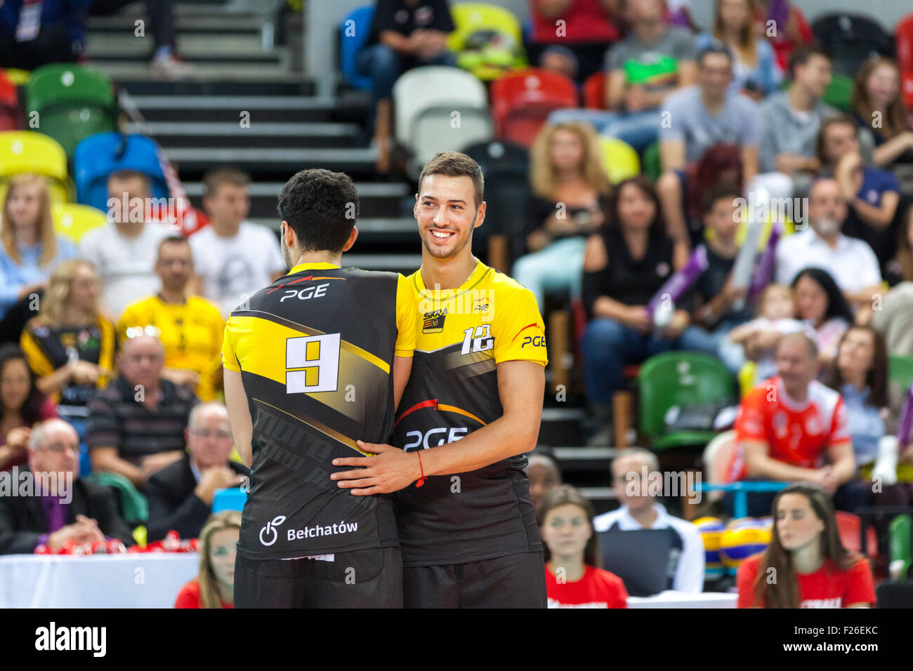 Kupfer-Box Arena, London, UK. 12. Sept. 2015. PGE Skra Spieler Marcin Janusz (9) und Chono Penchev (12) feiern einen Punkt. PGE Skra Bełchatów schlagen IBB Polonia 25: 11, 25: 20, 25:22. Bildnachweis: Imageplotter/Alamy Live-Nachrichten Stockfoto