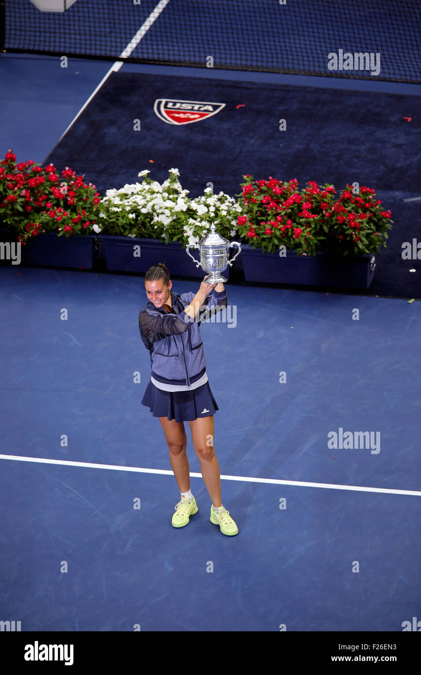 New York, USA. 12. Sep 2015. Flavia Penetta Italiens posiert für die Fotografen bei Erhalt der U.S. Open Trophy nach dem Sieg über landsmännin Roberta Vinci 7-6 (7-4), 6-2, in das Finale der US Open in Flushing Meadows, New York am Nachmittag des 12. September 2015. Quelle: Adam Stoltman/Alamy leben Nachrichten Stockfoto