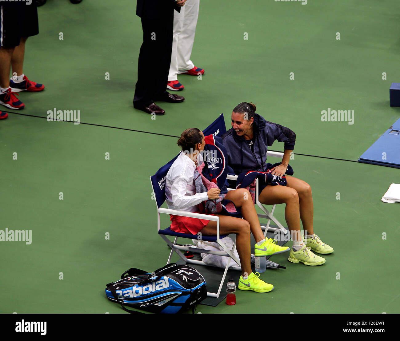 New York, USA. 12. Sep, 2015. Flavia Penetta Italiens und ihre Landsfrau Roberta Vinci gemeinsam lachen während des Wartens auf die Trophäe Preisverleihung nach Penetta gewann die Frauen Finale der US Open in Flushing Meadows, New York am Nachmittag des 12. September 2015. Bildnachweis: Adam Stoltman/Alamy Live-Nachrichten Stockfoto