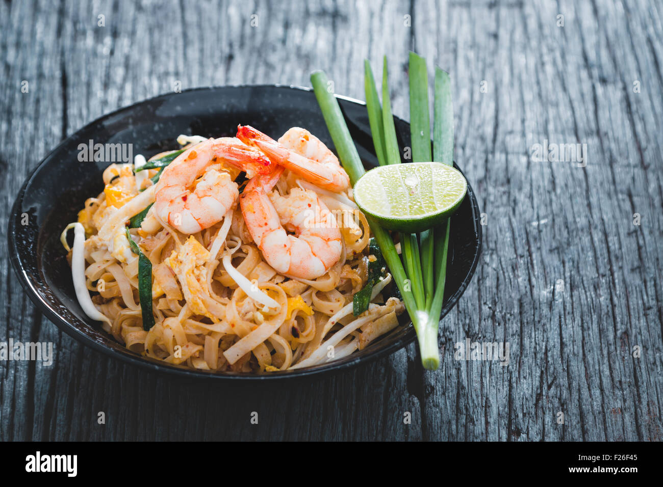 Thai Gebratene Nudeln "Pad Thai" mit Garnelen und Gemüse Stockfoto