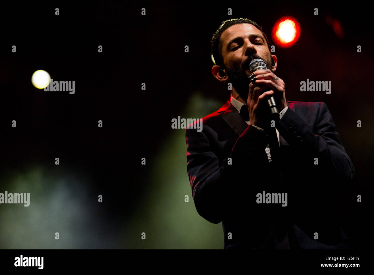 Turin, Italien. 12. Sep, 2015. Die italienischen Rapper und Songwriter Francesco Tarducci, aka Nesli live gespielt am dritten Abend des Festival-Star mit seinem "zahlt Tutto Bene Tour 2015". © Elena Aquila/Pacific Press/Alamy Live-Nachrichten Stockfoto