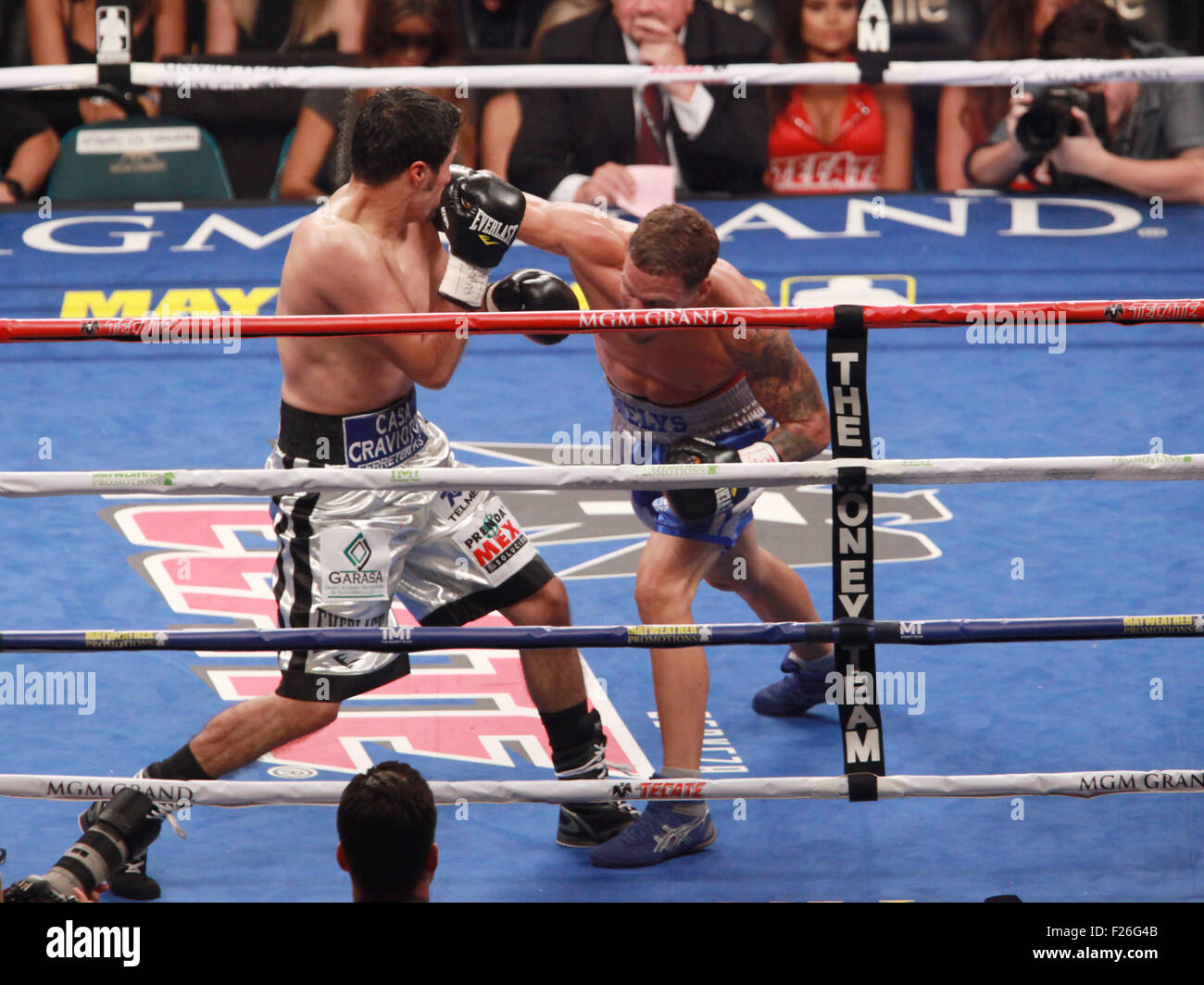 Las Vegas, Nevada, USA. 12. Sep, 2015. Boxer Jhonny Gonzalez (Gold-Stämme) und Jonathan Oquendo Engae während ihrer Superfedergewicht bekriegen als Bestandteil der unter-Karte von High Stakes am 12. September 2015 im MGM Grand Arena in Las Vegas, Nevada. © Marcel Thomas/ZUMA Draht/Alamy Live-Nachrichten Stockfoto