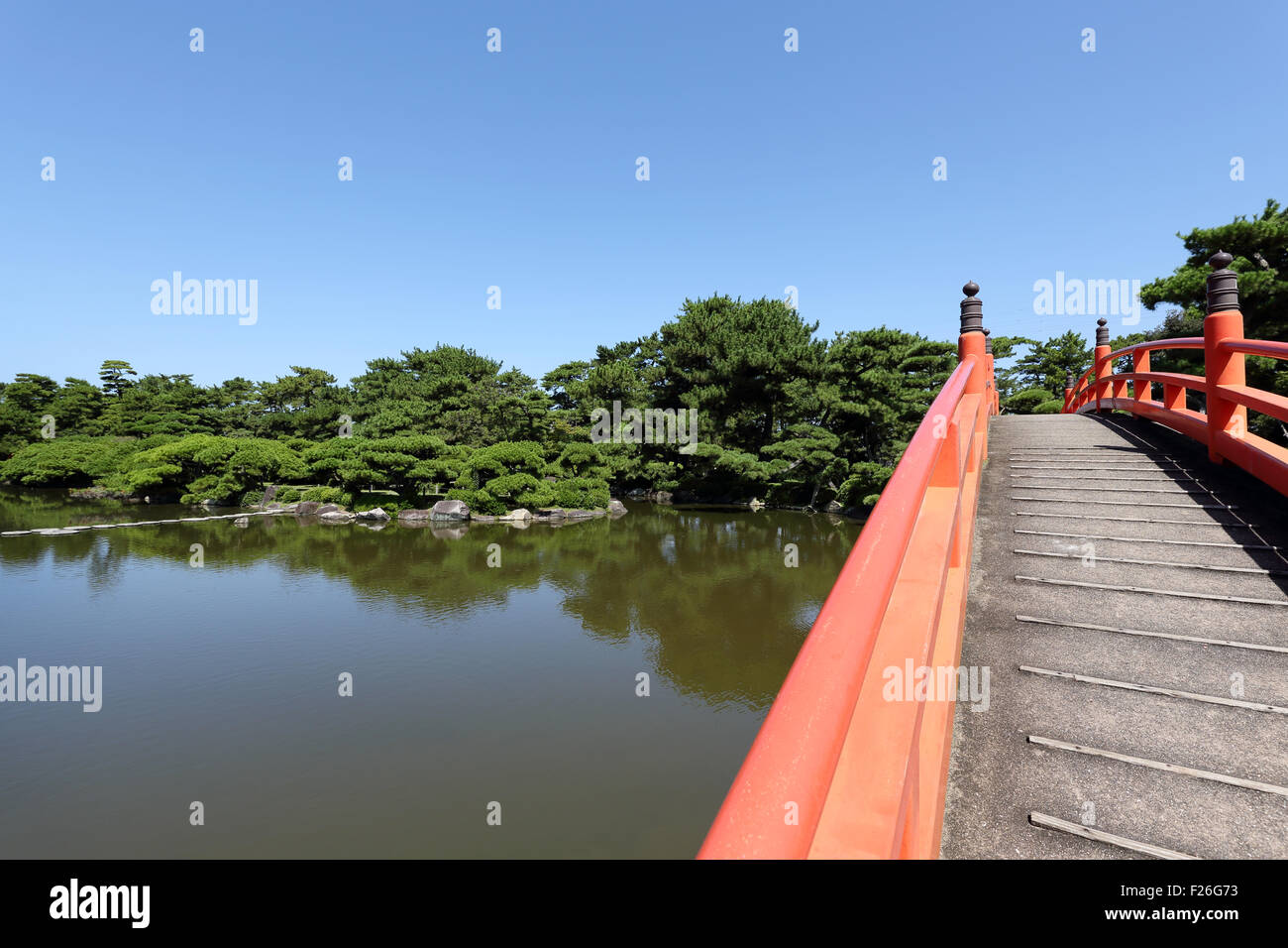 Rote Brücke im japanischen Park Wandern Stockfoto