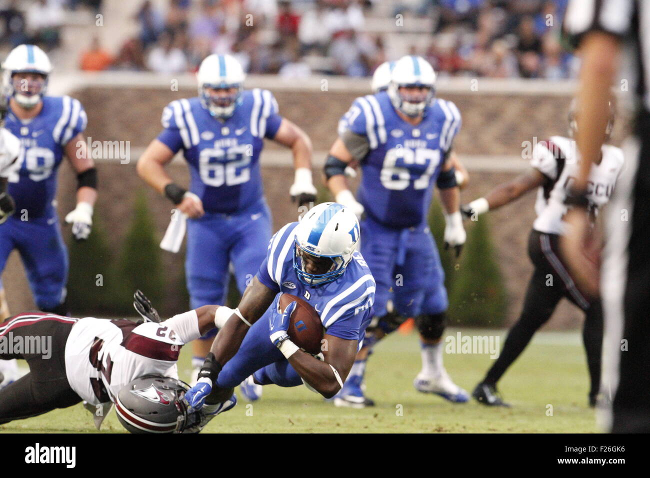 Durham, NC, USA. 12. Sep, 2015. C. j. Moore (32) der North Carolina Central Adler senkt David Reeves (80) die Duke Blue Devils nach dem Fang in der NCAA Fußball Matchup zwischen der NC zentrale Eagles und die Duke Blue Devils im Wallace Wade Stadium in Durham, NC. Scott Kinser/CSM/Alamy Live-Nachrichten Stockfoto