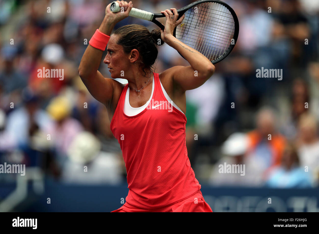 New York, USA. 12. Sep, 2015. Roberta Vinci Italiens gibt eine Rückhand auf ihre Landsfrau Flavia Penetta während der Frauen Finale der US Open in Flushing Meadows, New York am Nachmittag des 12. September 2015 zurück.  Pennetta gewann das Spiel mit 7: 6 (7-4), 6: 2 Credit: Adam Stoltman/Alamy Live News Stockfoto